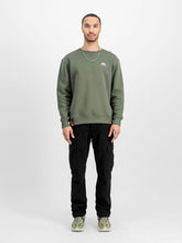 Laden Sie das Bild in den Galerie-Viewer, Alpha Industries Basic Small Logo Sweatshirt - dark olive
