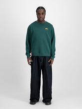 Laden Sie das Bild in den Galerie-Viewer, Alpha Industries Basic Small Logo Sweatshirt - forest green
