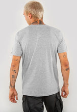 Laden Sie das Bild in den Galerie-Viewer, Alpha Industries Basic T-Shirt Small Logo - grey heather
