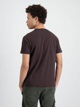 Laden Sie das Bild in den Galerie-Viewer, Alpha Industries Basic T-Shirt Small Logo - hunter brown
