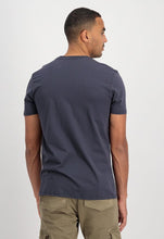 Laden Sie das Bild in den Galerie-Viewer, Alpha Industries Basic T-Shirt Small Logo - navy
