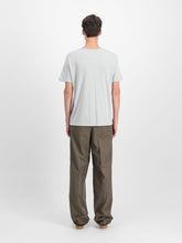 Laden Sie das Bild in den Galerie-Viewer, Alpha Industries Basic T-Shirt Small Logo - pastel grey
