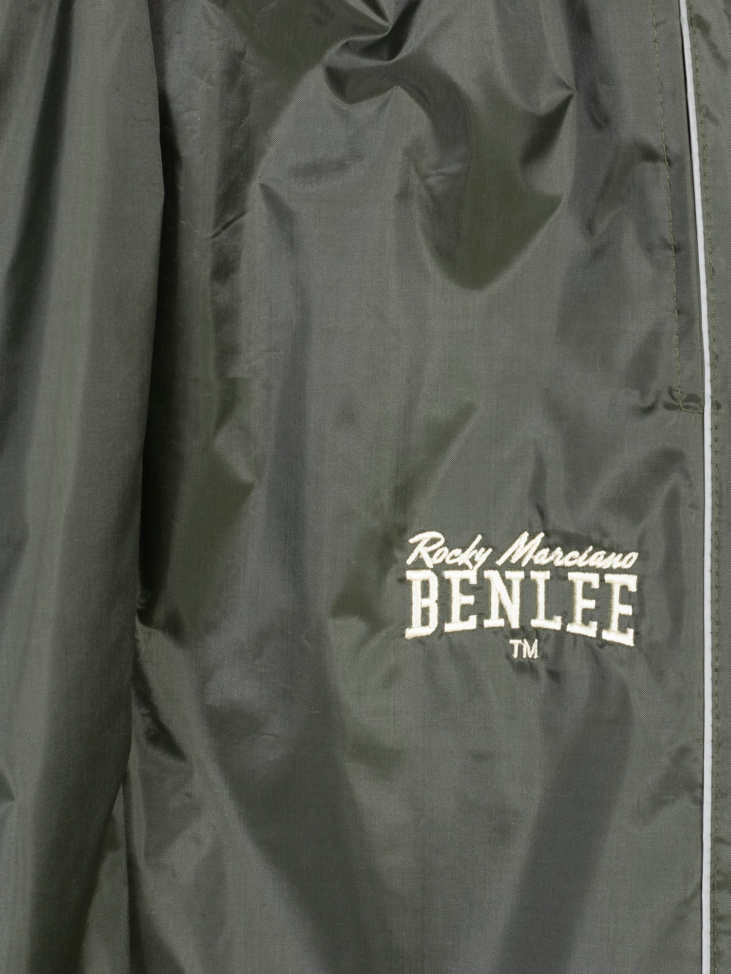 Detailansicht des Benlee Saunaanzugs in Olive mit weißem Rocky Marciano Logostick.