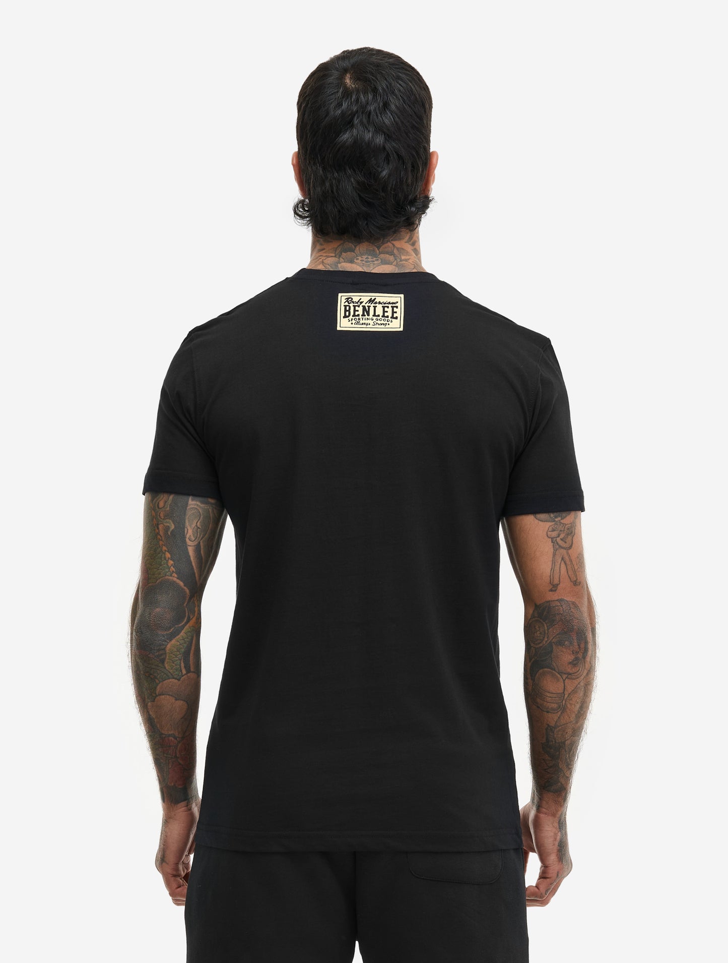 Rückansicht schwarzes BENLEE Herren T-Shirt mit kleinem Label-Druck im Nacken, 100% Baumwolle.