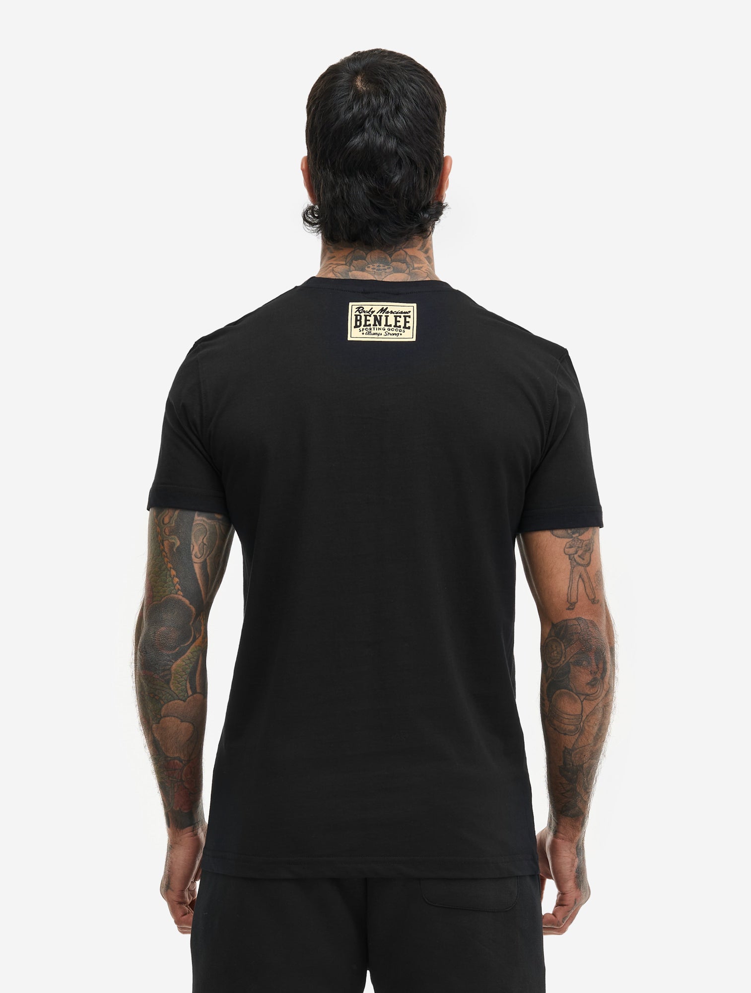 Rückansicht schwarzes BENLEE Herren T-Shirt mit kleinem Label-Druck im Nacken, 100% Baumwolle.