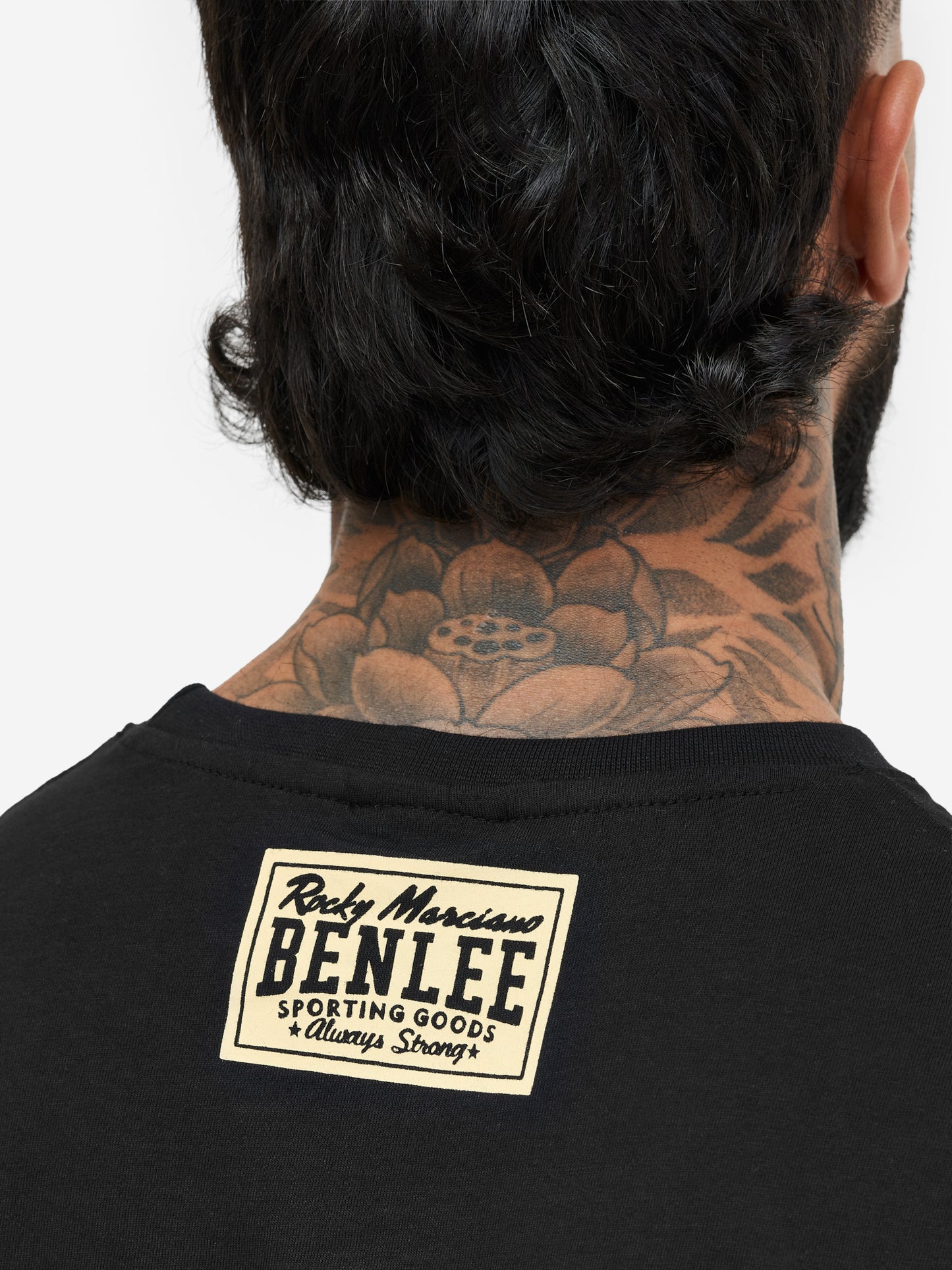 Rückansicht schwarzes BENLEE Herren T-Shirt mit kleinem Label-Druck im Nacken, 100% Baumwolle.