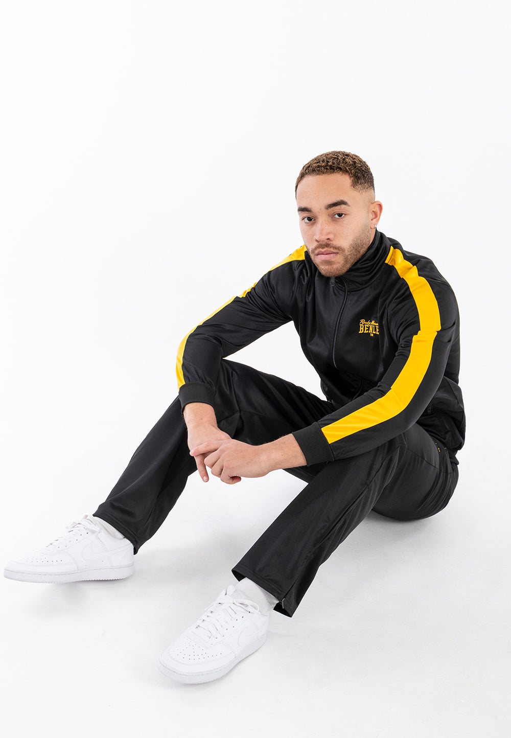 BENLEE Jogginganzug mit farblich abgesetzten Details, Logo-Stickereien und Reissverschlusstaschen an Jacke und Hose.