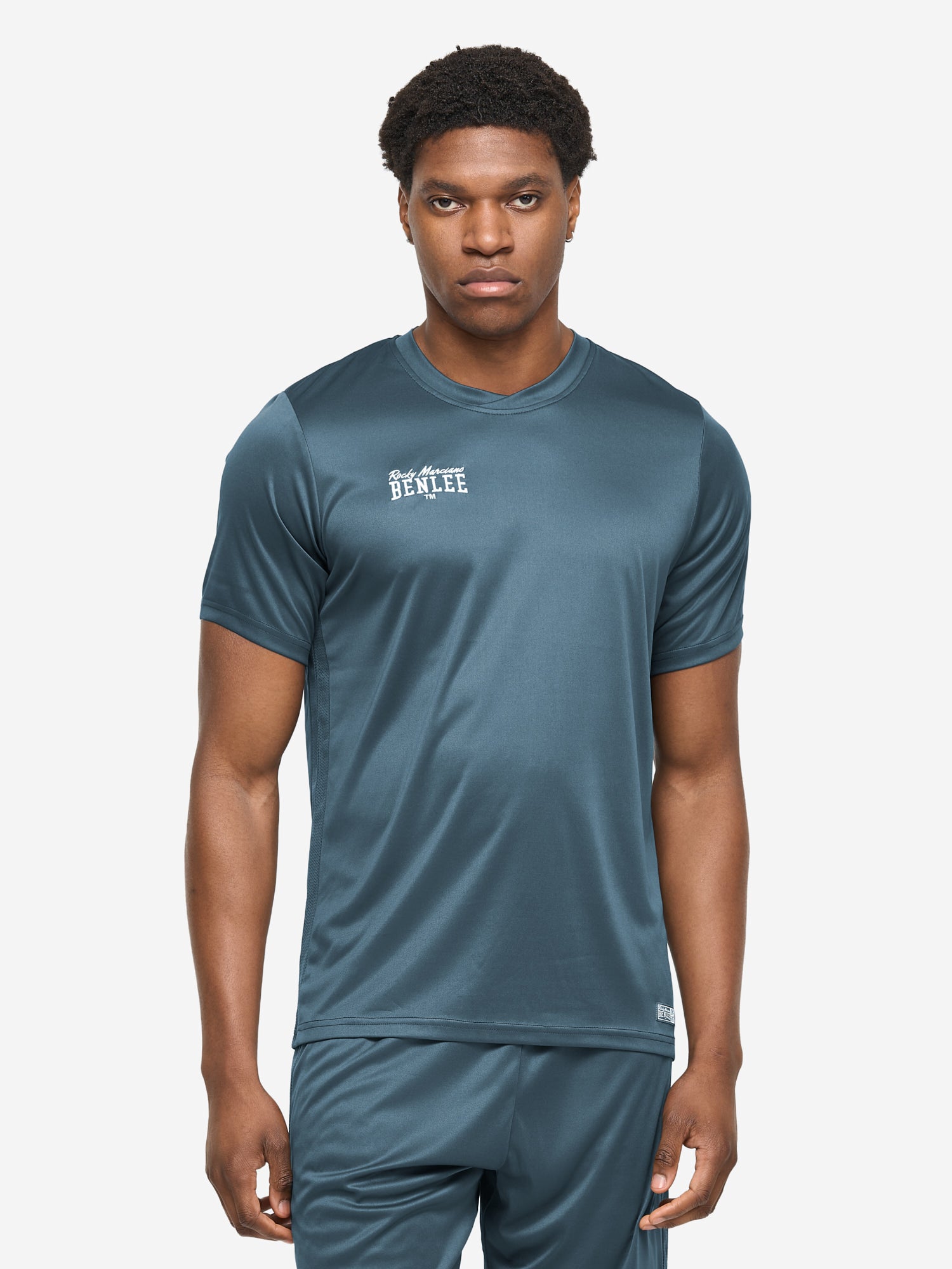 Dunkelblaues BENLEE Herren-Funktionsshirt in schmaler Passform, mit seitlichen Mesh-Einsätzen und gesticktem Brustlogo.