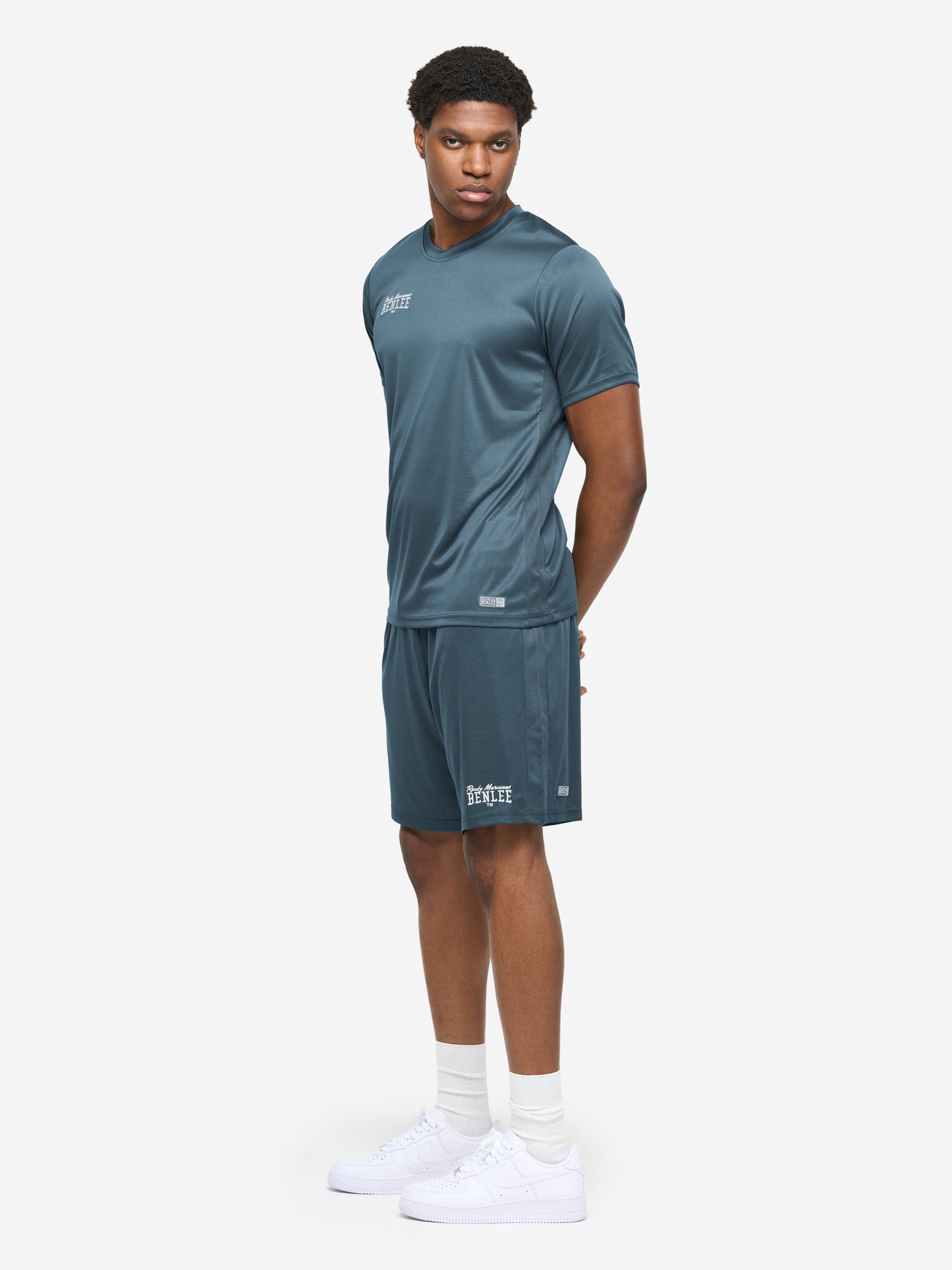 Dunkelblaues BENLEE Herren-Funktionsshirt in schmaler Passform, mit seitlichen Mesh-Einsätzen und gesticktem Brustlogo.