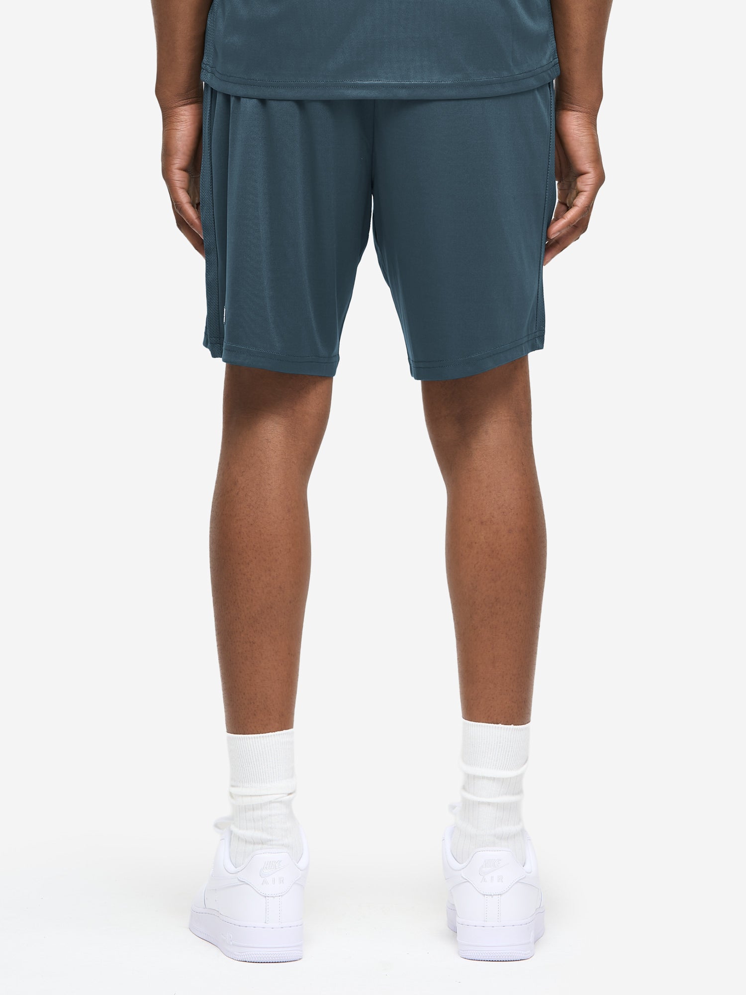 Dunkelblaue BENLEE Funktionsshorts mit Mesh-Einsätzen und gesticktem Logo links.