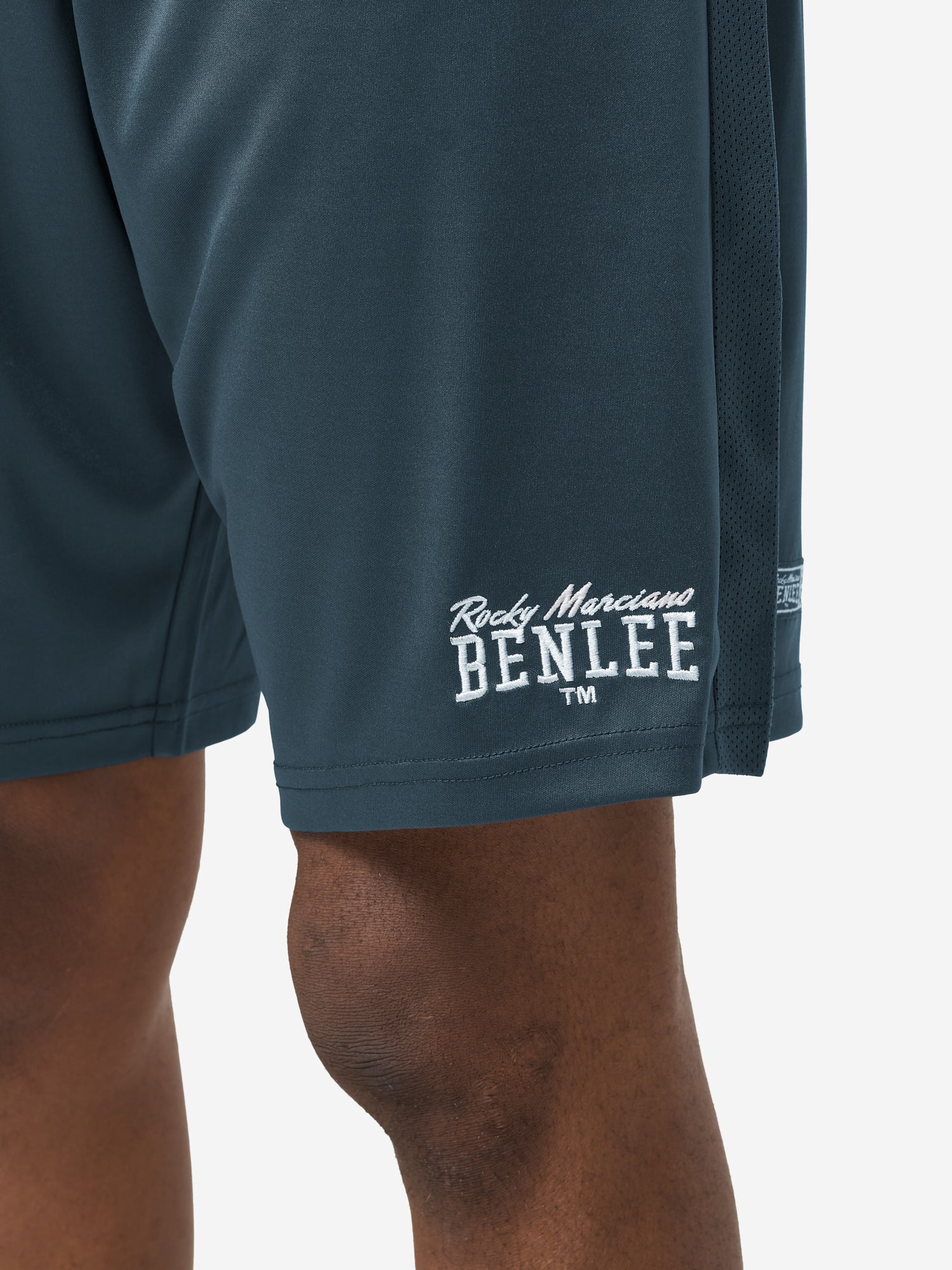 Dunkelblaue BENLEE Funktionsshorts mit Mesh-Einsätzen und gesticktem Logo links.