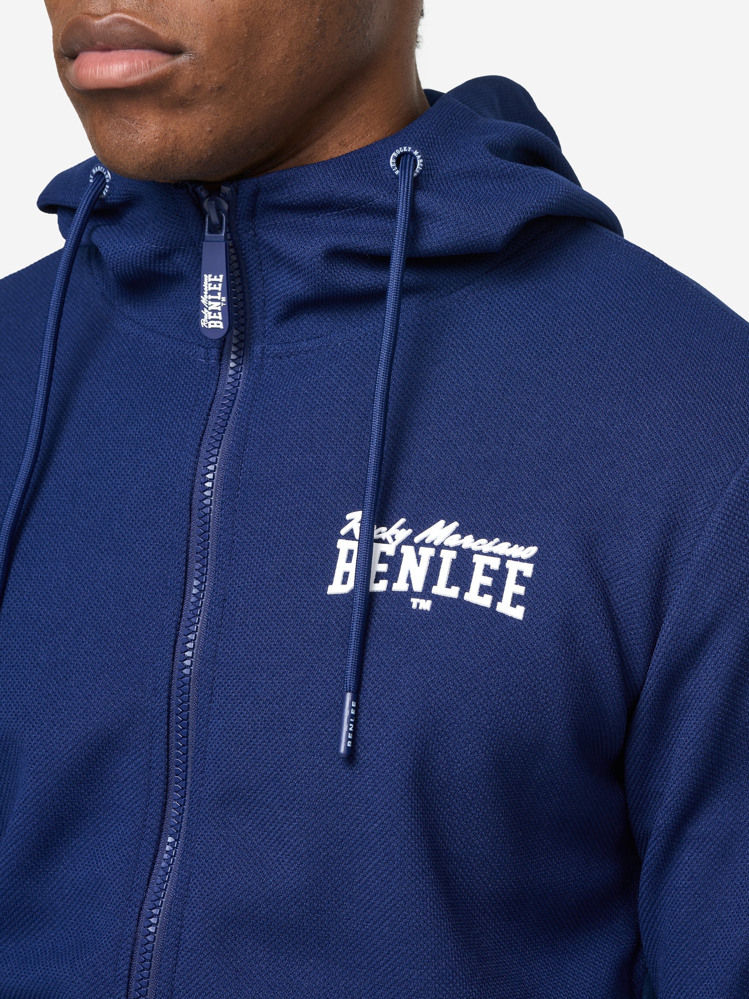 Navy BENLEE Jogginganzug Slim Fit aus Polyester mit Kapuzenjacke, Reissverschluss, Logo und Taschen.