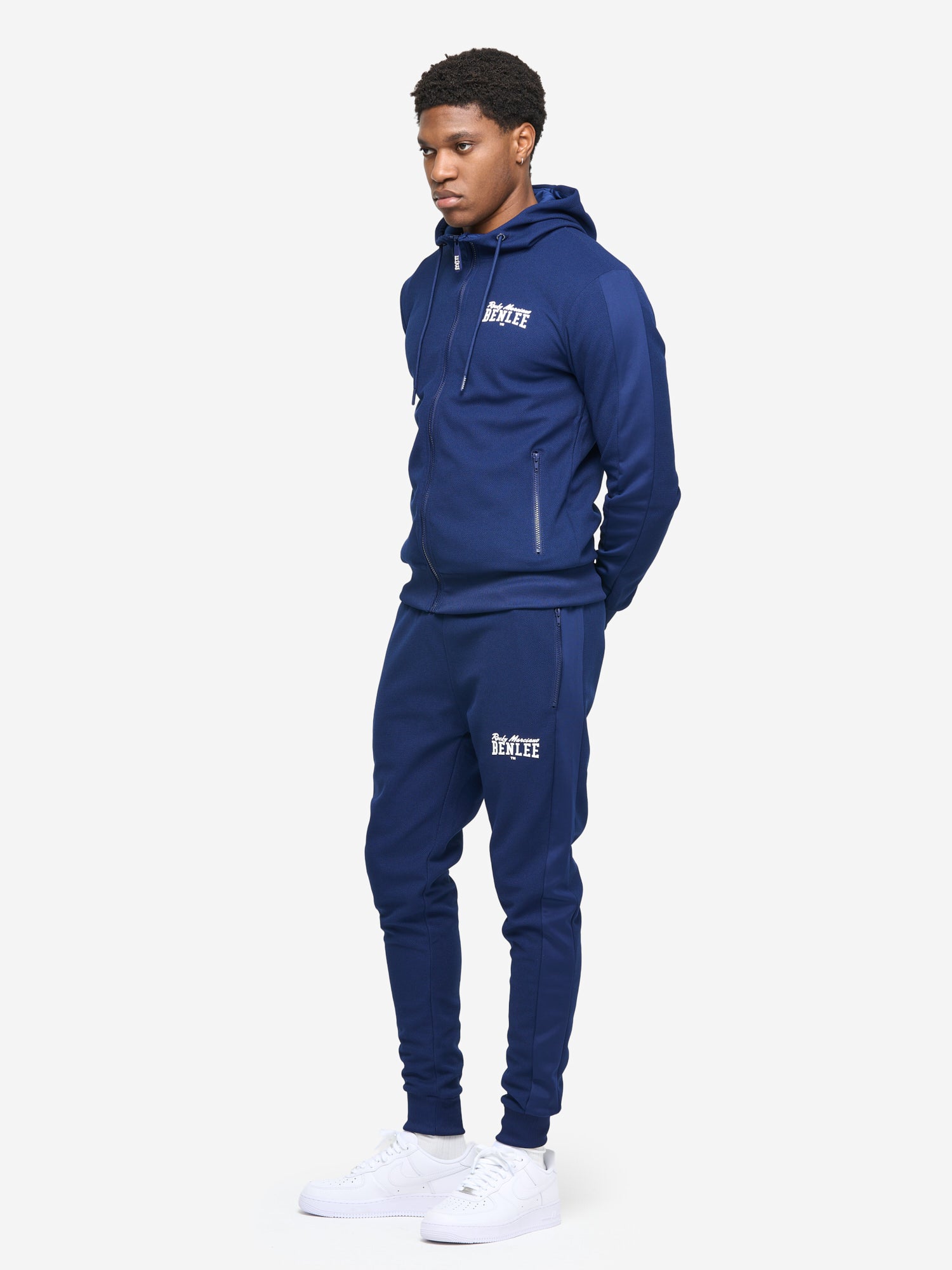 Navy BENLEE Jogginganzug Slim Fit aus Polyester mit Kapuzenjacke, Reissverschluss, Logo und Taschen.