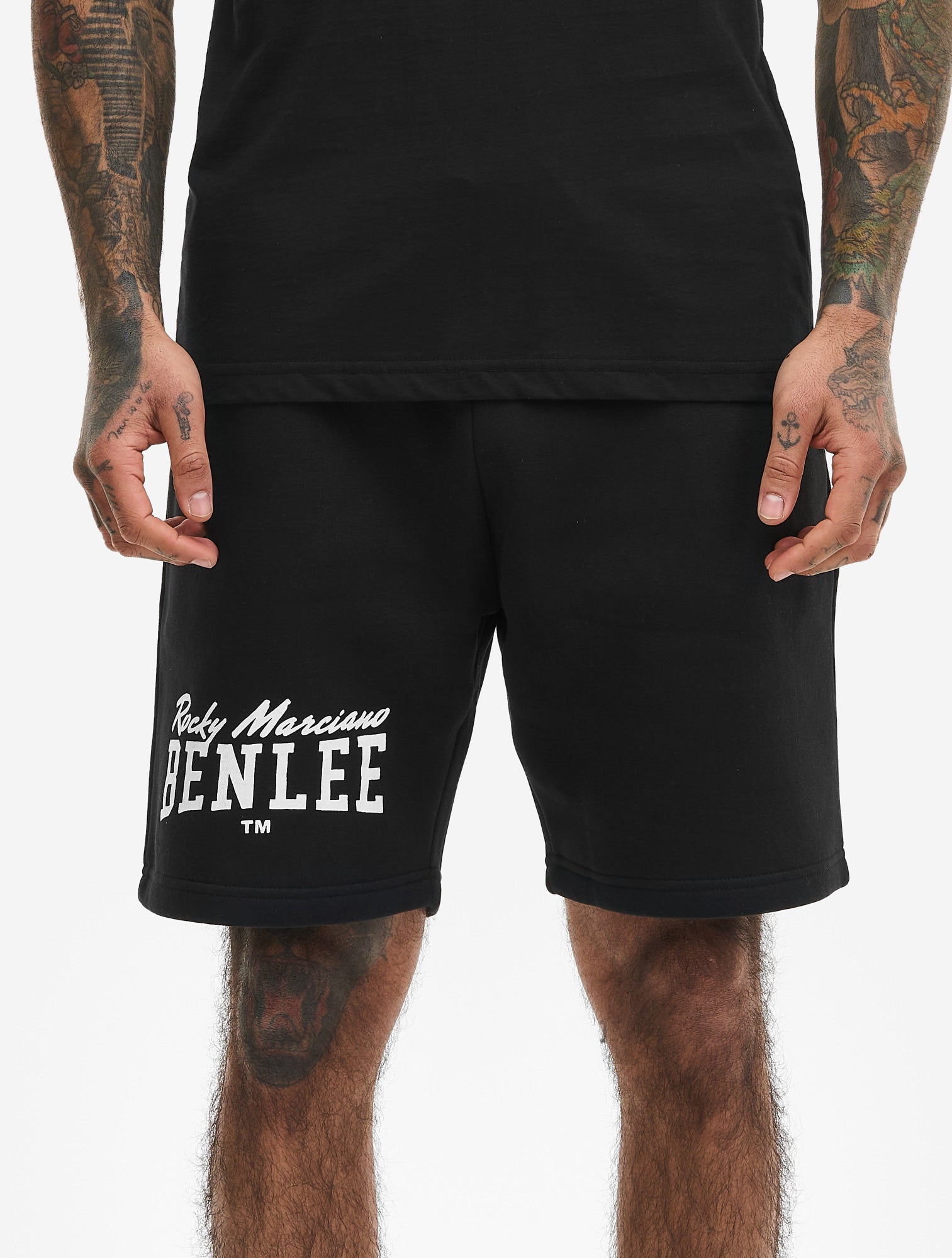 Benlee Sport Shorts in Schwarz mit weissem Logo-Print, Fleece-Material, reguläre Passform.