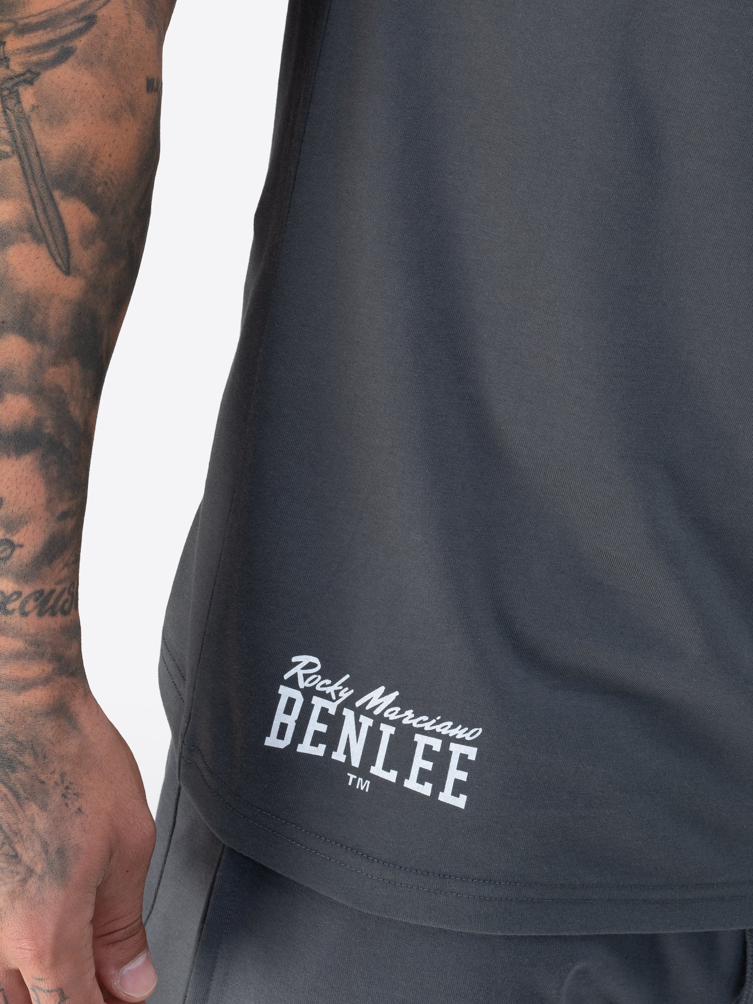 BENLEE T-Shirt mit grossem Logo-Aufdruck auf dem Rücken und am vorderen Saum.