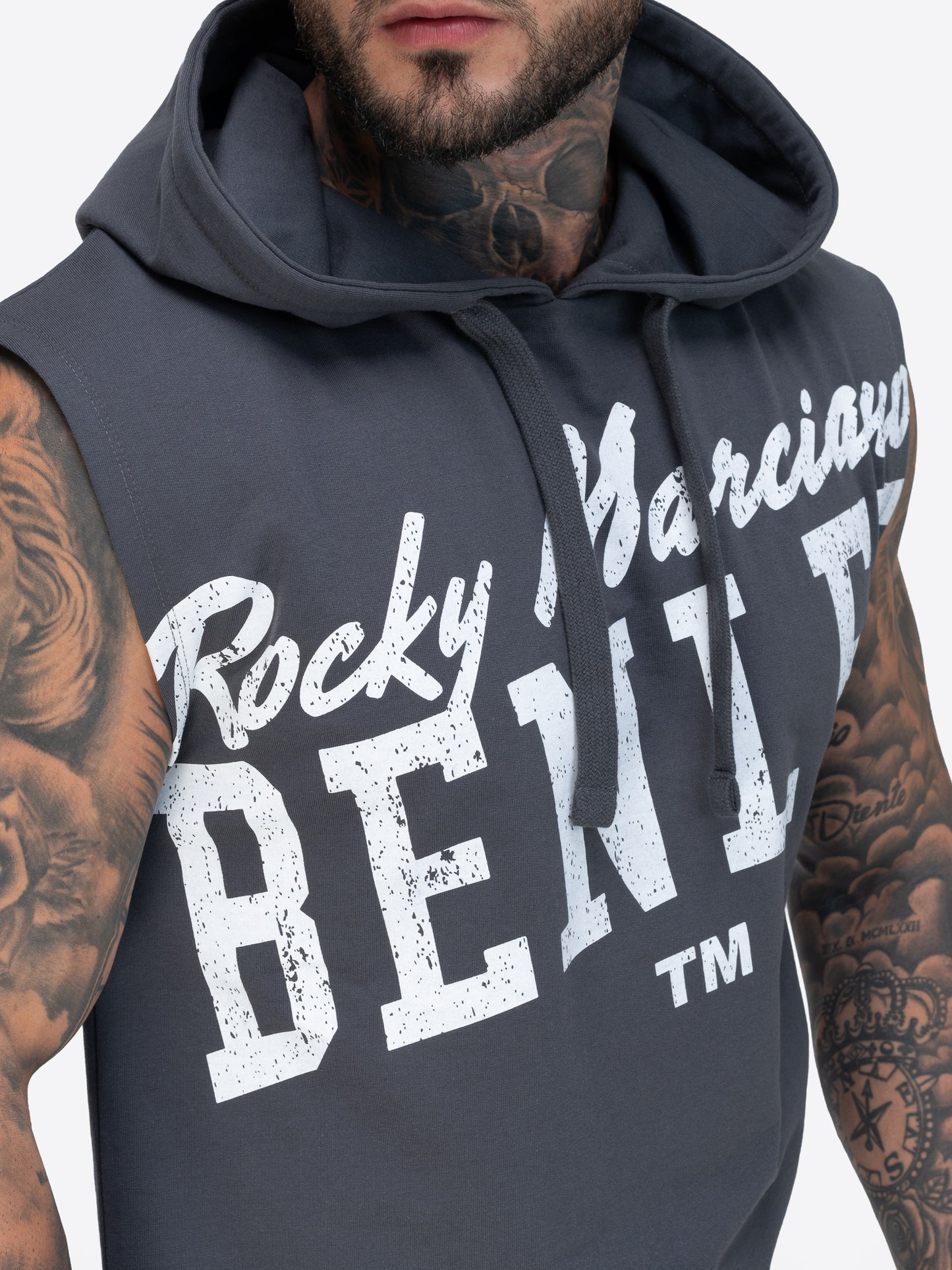 BENLEE ärmelloser Hoodie mit Kapuze und grossem Logo-Aufdruck auf der Brust.