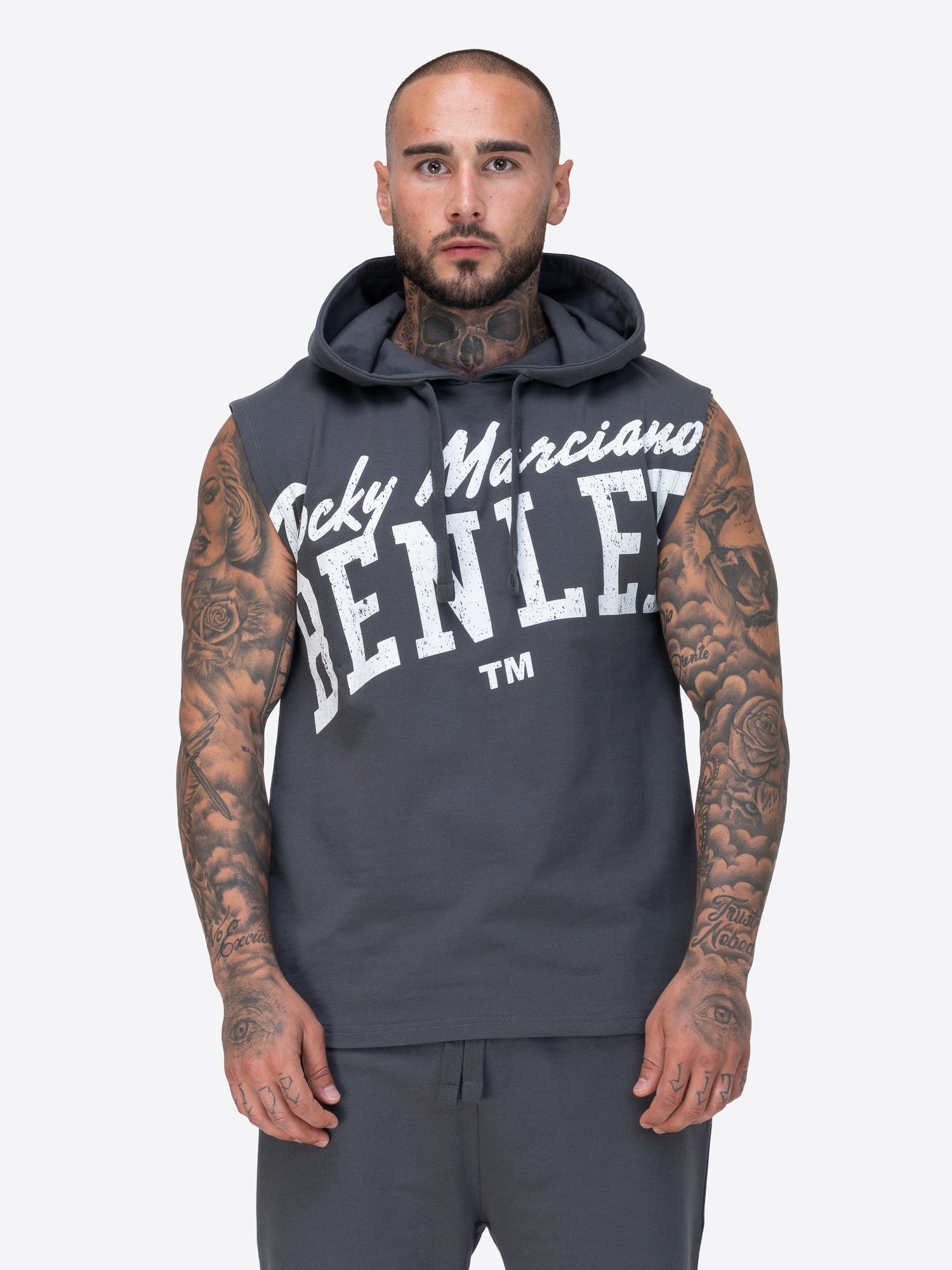 BENLEE ärmelloser Hoodie mit Kapuze und grossem Logo-Aufdruck auf der Brust.