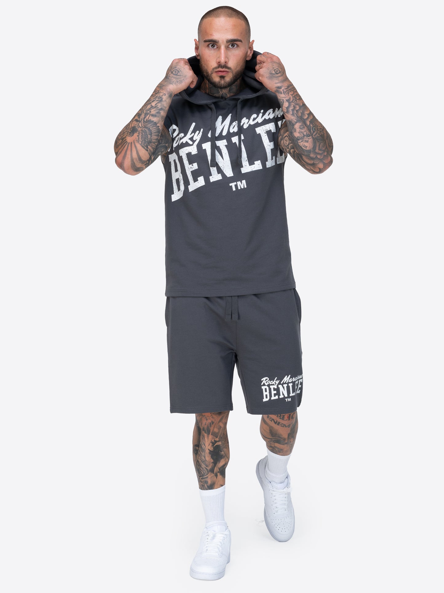 BENLEE ärmelloser Hoodie mit Kapuze und grossem Logo-Aufdruck auf der Brust.