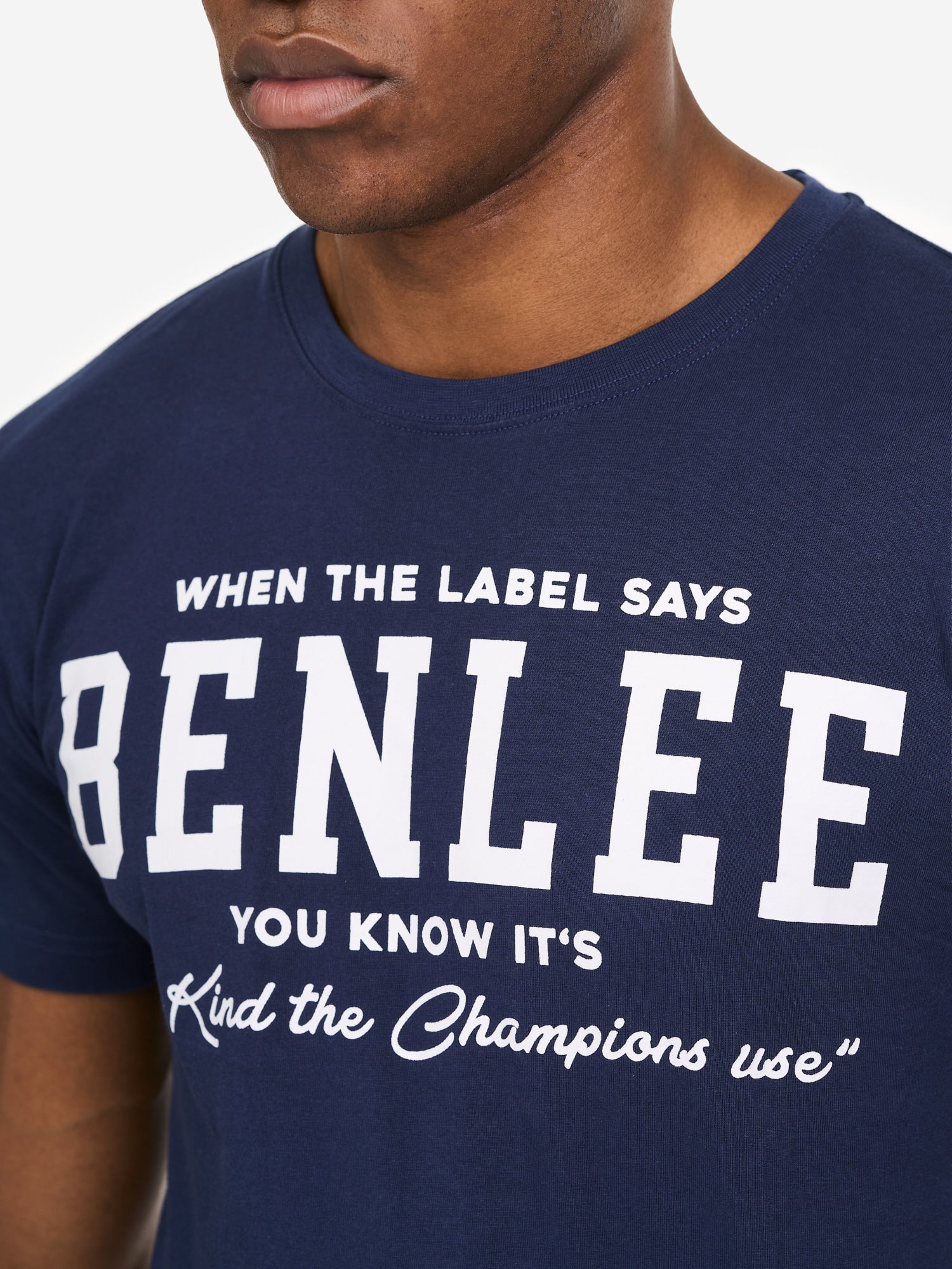 Navyfarbenes BENLEE Herren T-Shirt in normaler Passform mit grossem Brustdruck, Jersey aus 100 % gekämmter Baumwolle.