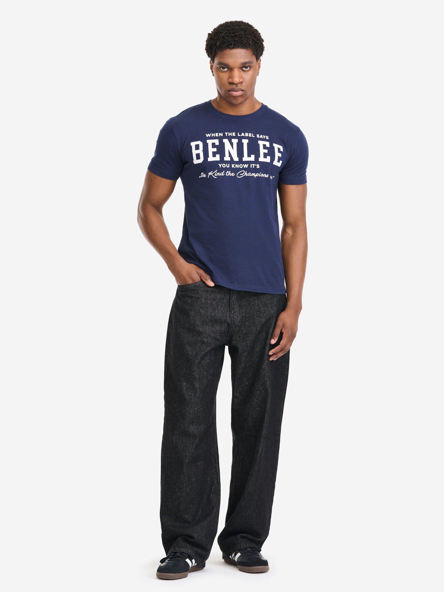 Navyfarbenes BENLEE Herren T-Shirt in normaler Passform mit grossem Brustdruck, Jersey aus 100 % gekämmter Baumwolle.