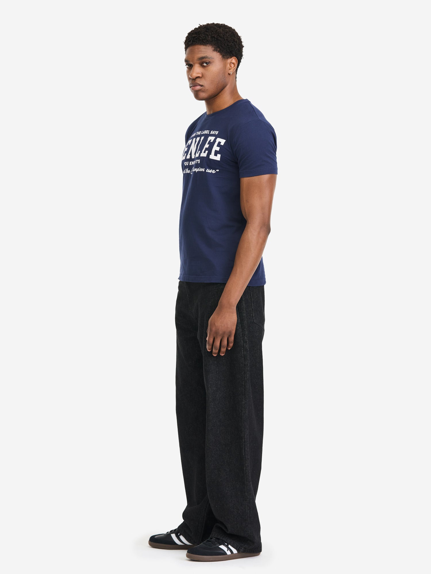 Navyfarbenes BENLEE Herren T-Shirt in normaler Passform mit grossem Brustdruck, Jersey aus 100 % gekämmter Baumwolle.