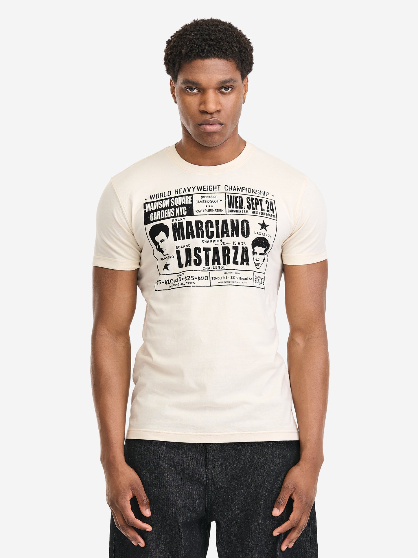 Herren T-Shirt in normaler Passform mit grossem Vintage-Print auf der Brust, weicher Jersey aus 100 % gekämmter Baumwolle.