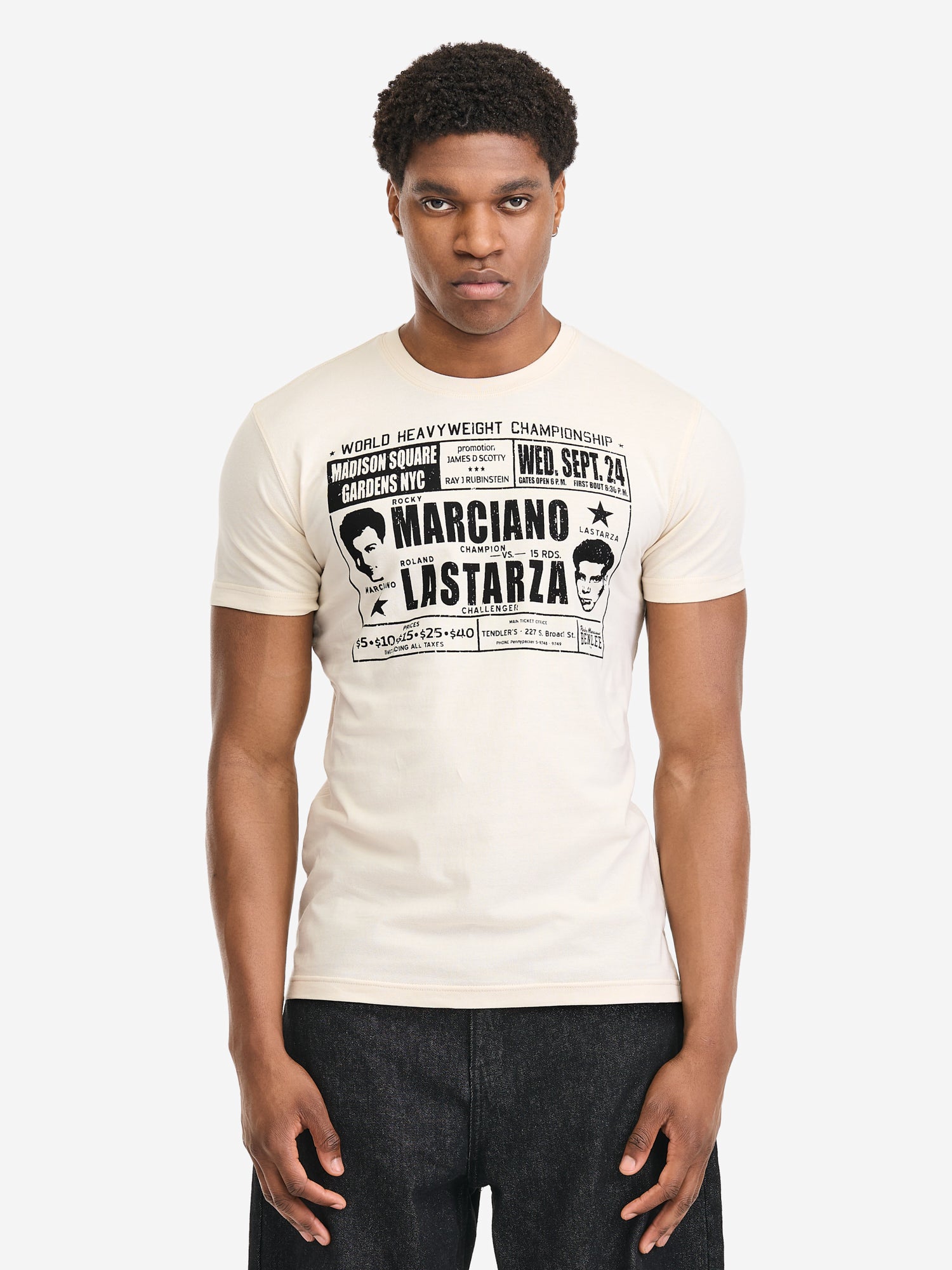 Herren T-Shirt in normaler Passform mit grossem Vintage-Print auf der Brust, weicher Jersey aus 100 % gekämmter Baumwolle.