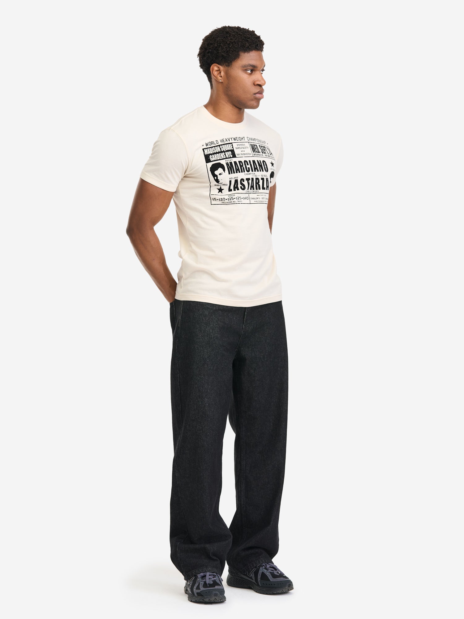 Herren T-Shirt in normaler Passform mit grossem Vintage-Print auf der Brust, weicher Jersey aus 100 % gekämmter Baumwolle.