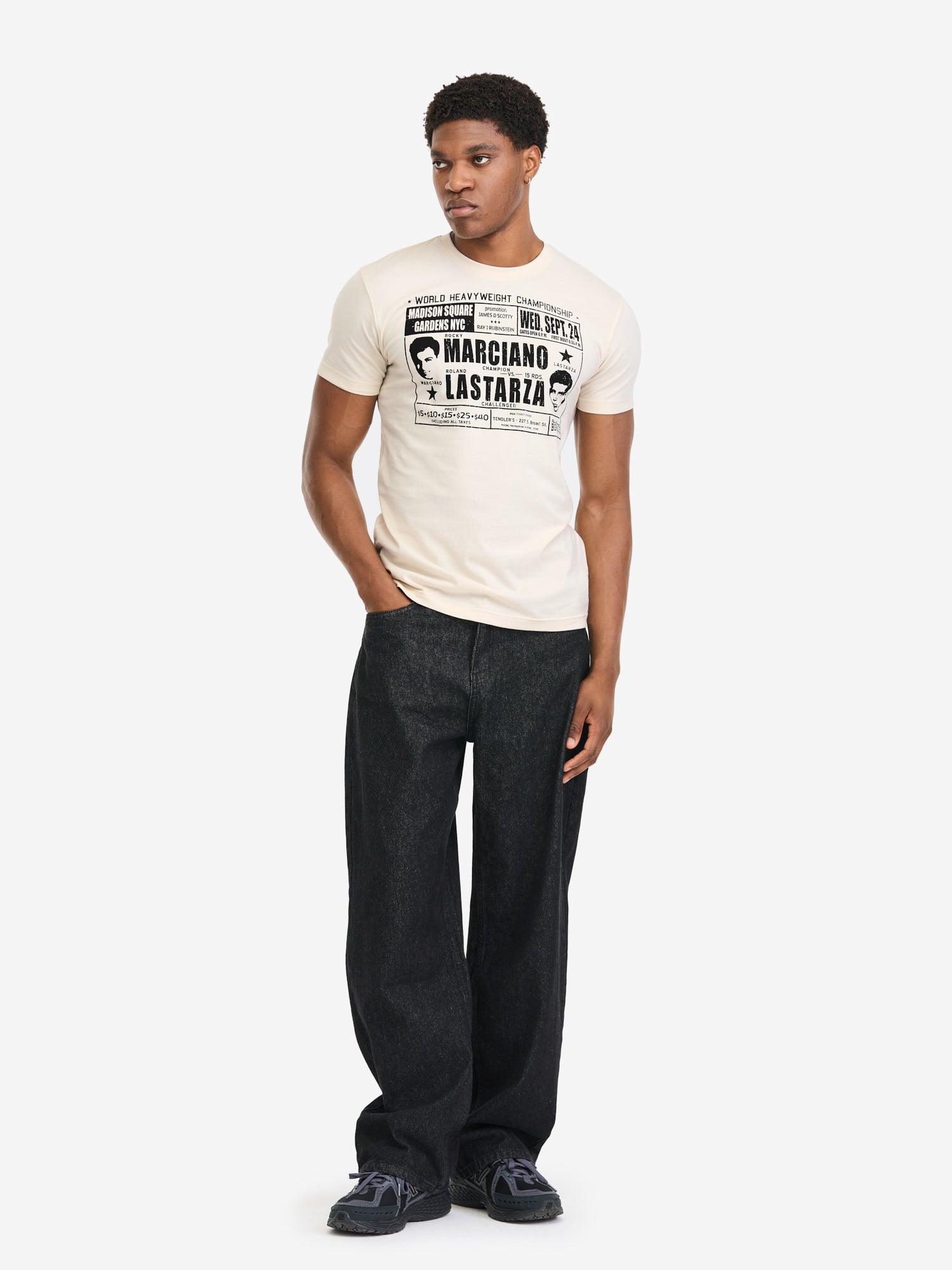 Herren T-Shirt in normaler Passform mit grossem Vintage-Print auf der Brust, weicher Jersey aus 100 % gekämmter Baumwolle.