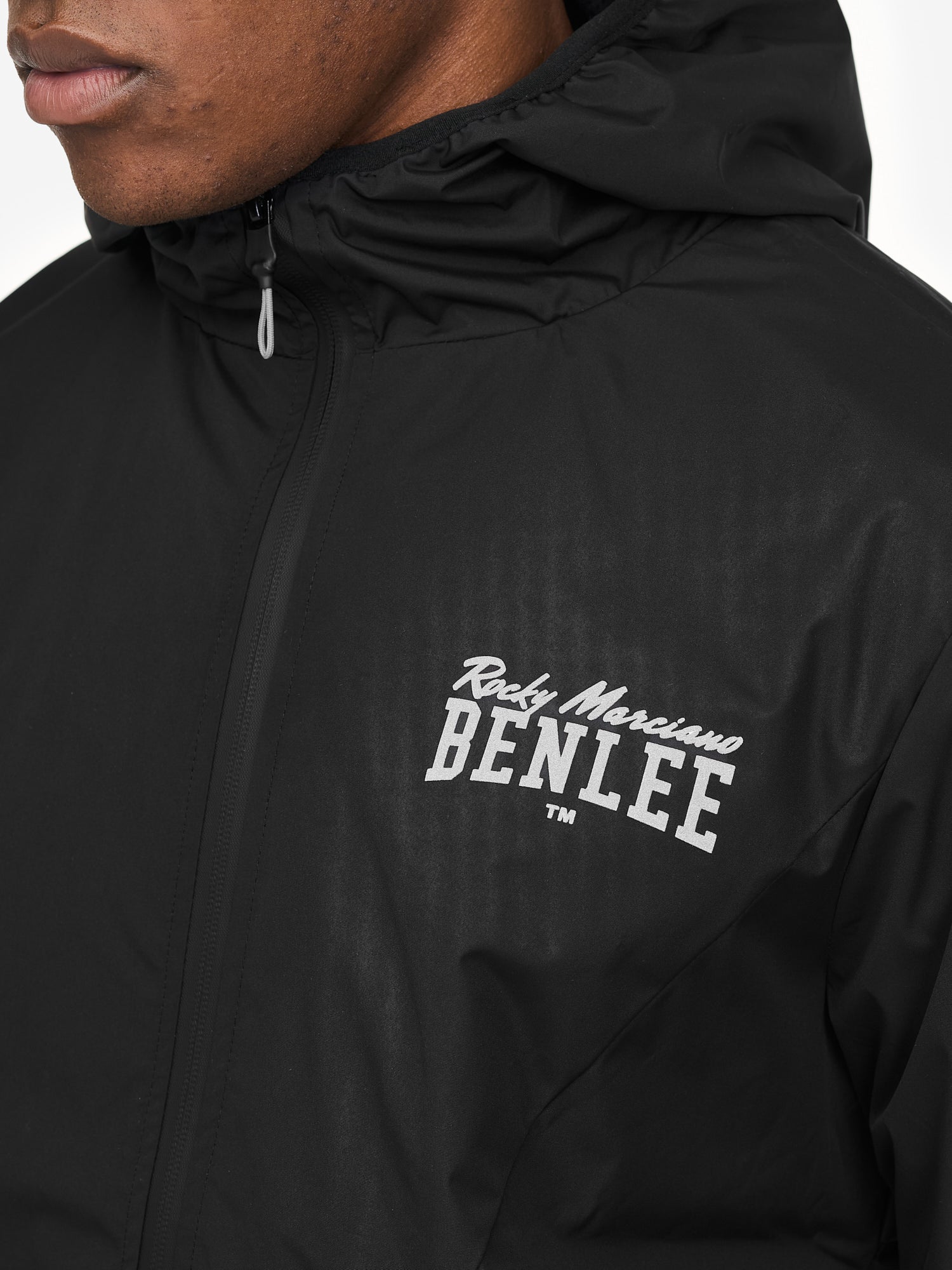 BENLEE Herren Windjacke in Schwarz, normale Passform, mit Kapuze, Reissverschluss und reflektierendem Logo-Print