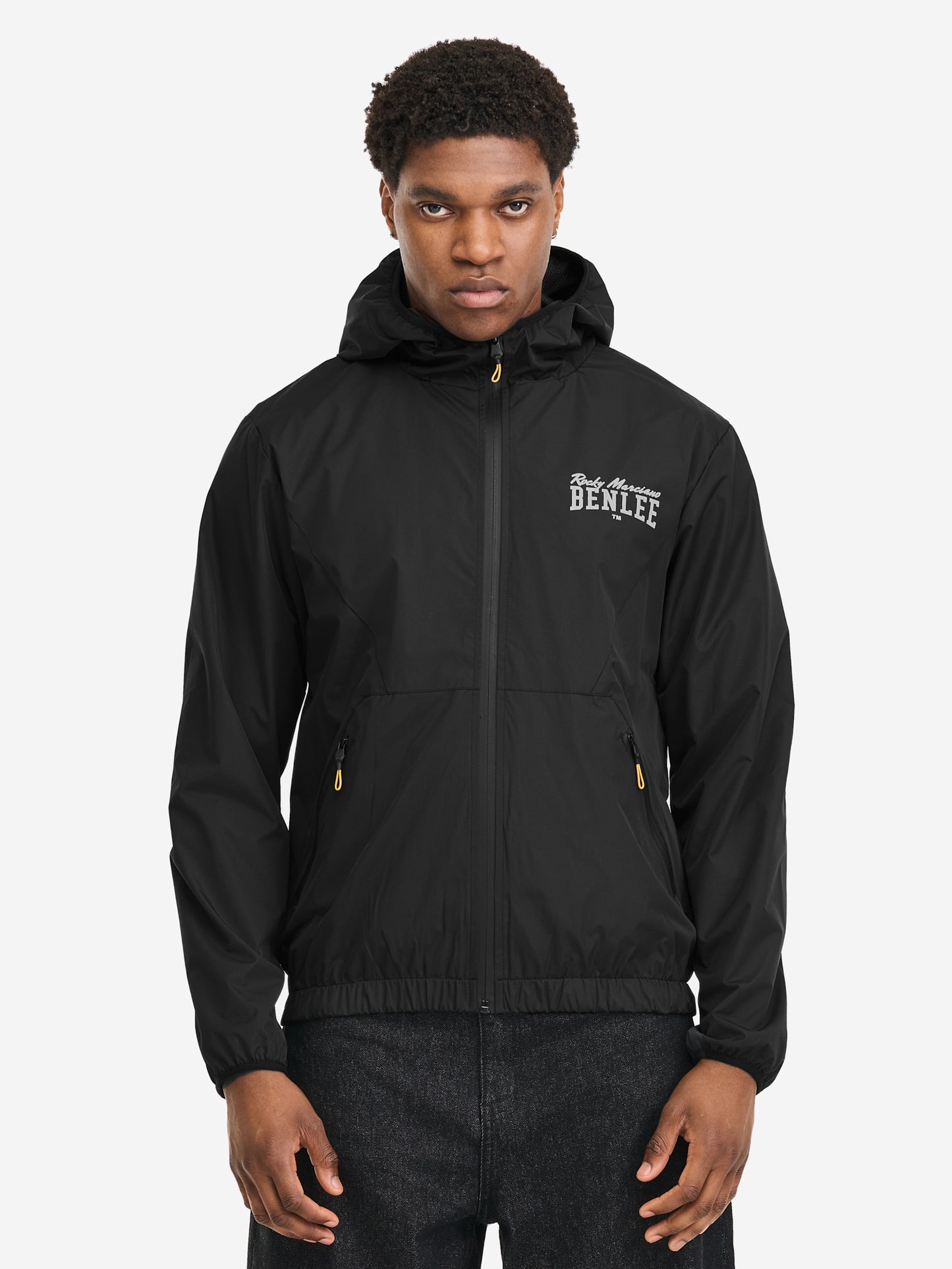BENLEE Herren Windjacke in Schwarz, normale Passform, mit Kapuze, Reissverschluss und reflektierendem Logo-Print