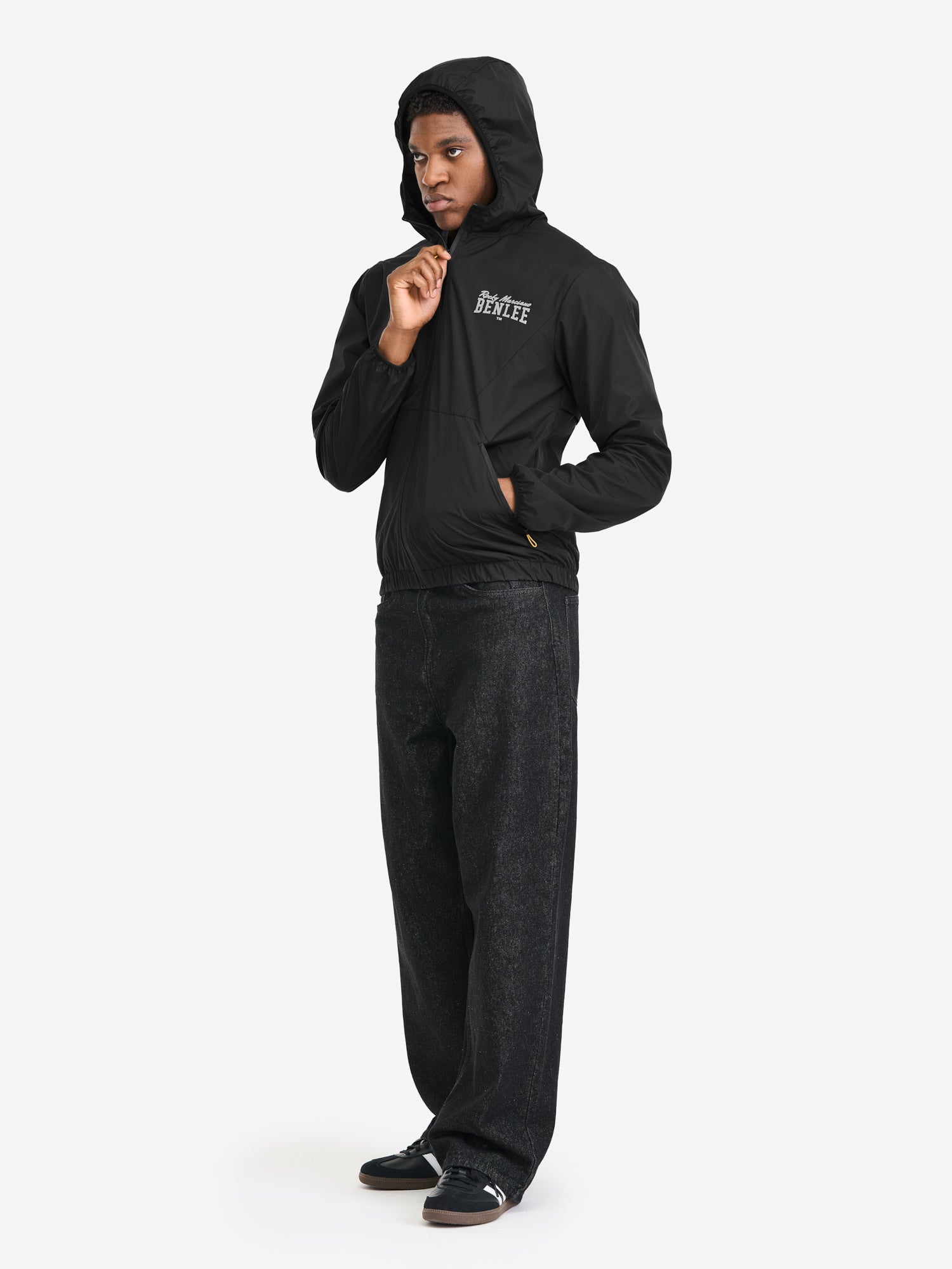 BENLEE Herren Windjacke in Schwarz, normale Passform, mit Kapuze, Reissverschluss und reflektierendem Logo-Print