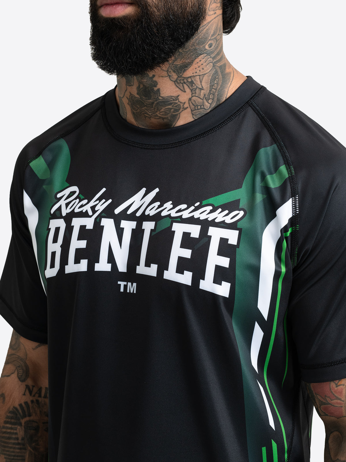 Benlee Herren Rashguard Kurzarm in Schwarz – Detailansicht Logo.