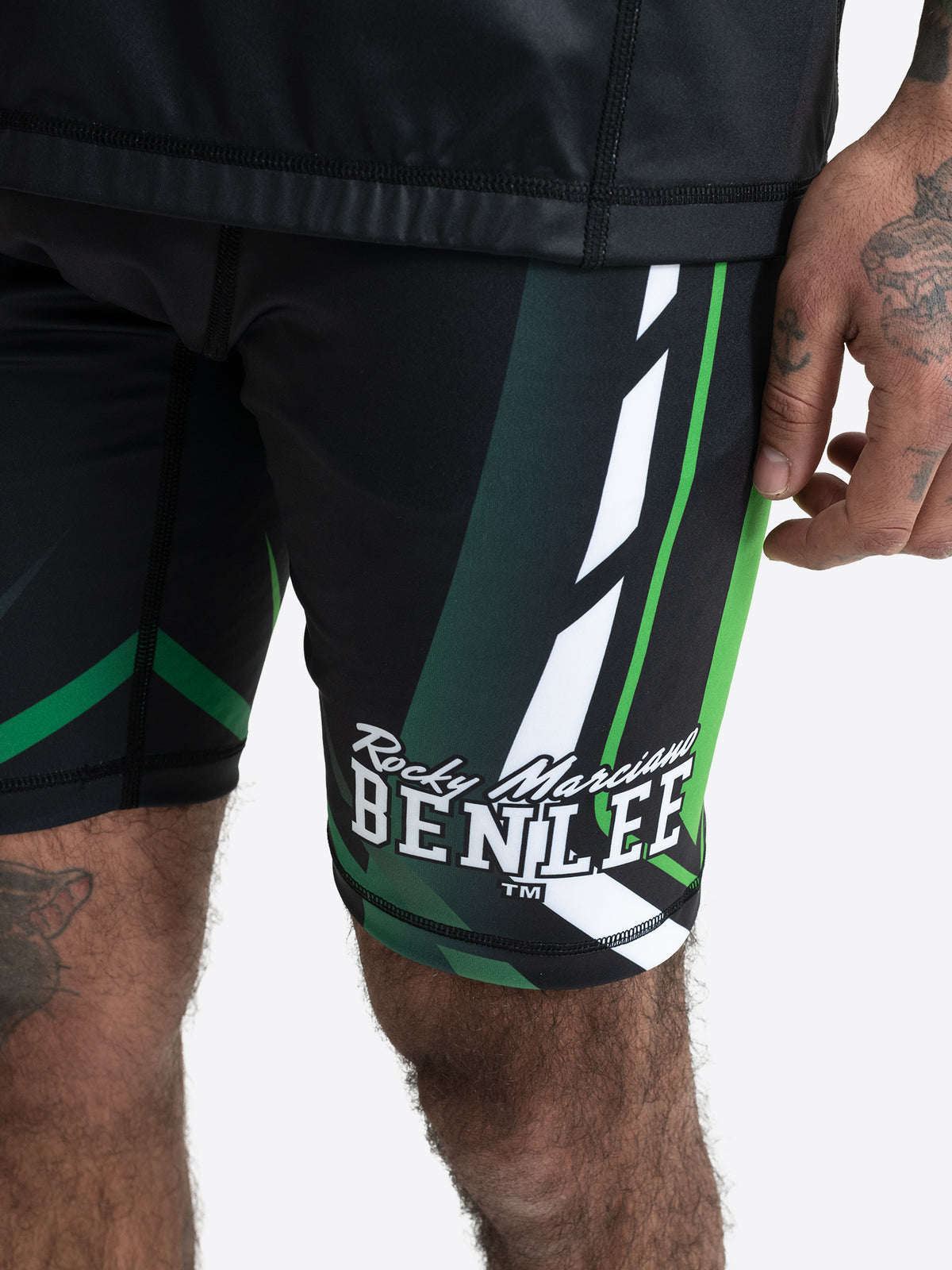BENLEE Herren MMA Fight Shorts in Schwarz-Grün mit Logo-Print.