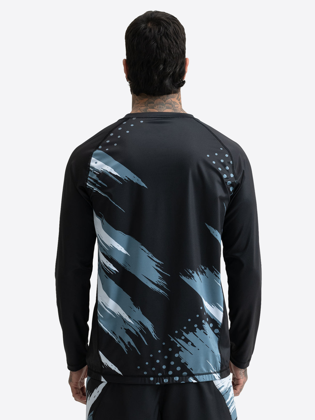 Rückansicht des BENLEE Herren Rashguard Longsleeve mit blau-grauem Grafikmuster auf schwarzem Stoff.