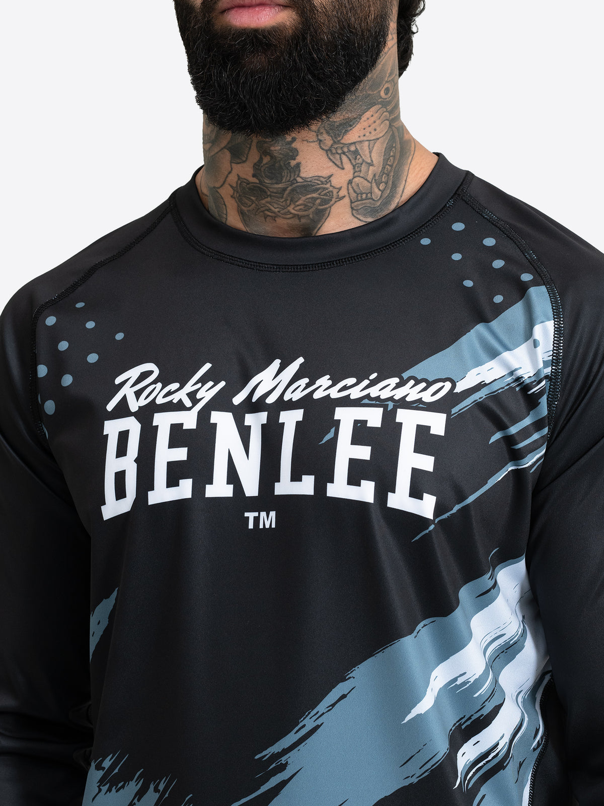 BENLEE Herren Rashguard Longsleeve in Schwarz mit blau-grauem Grafikmuster und Logo auf der Brust.