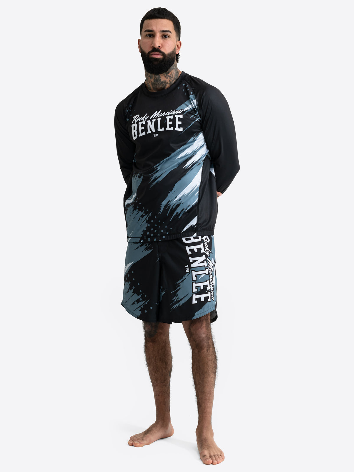 BENLEE Herren Rashguard Longsleeve in Schwarz mit blau-grauem Grafikmuster und Logo auf der Brust.
