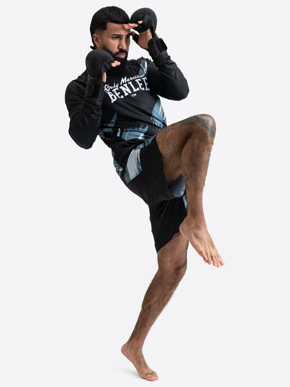 BENLEE Herren Rashguard Longsleeve in Schwarz mit blau-grauem Grafikmuster und Logo auf der Brust.