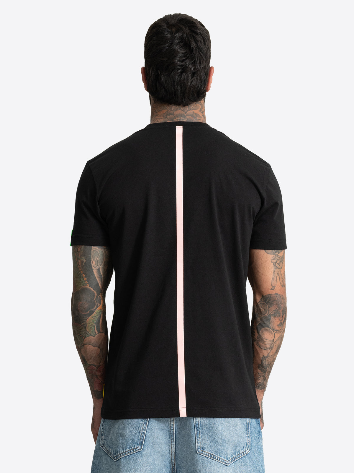 Rückansicht des schwarzen BENLEE Herren T-Shirts mit einem vertikalen, rosa Streifen.