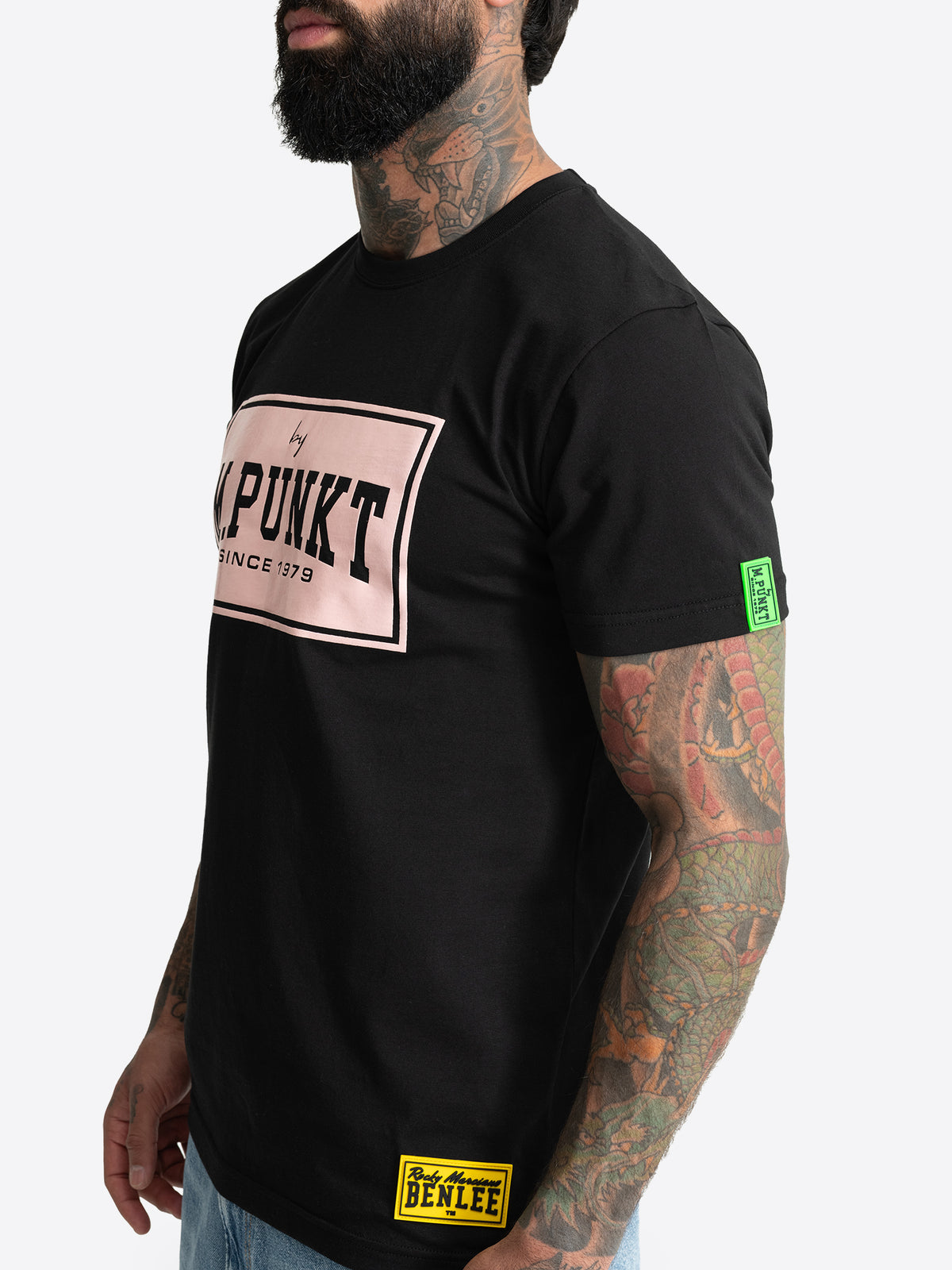 Seitenansicht des schwarzen BENLEE Herren T-Shirts mit Logo-Patches am Ärmel und Saum.