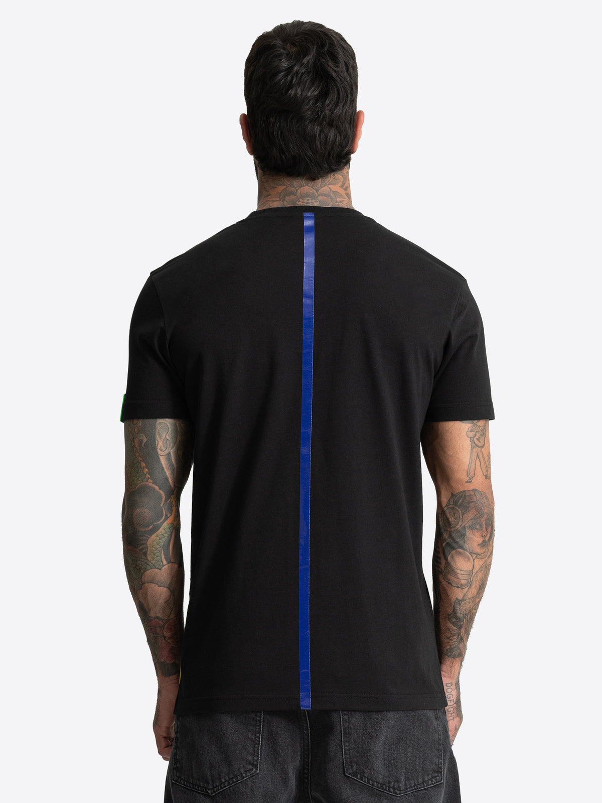 Rückansicht des schwarzen BENLEE Herren T-Shirts mit einem vertikalen, blauen Streifen.