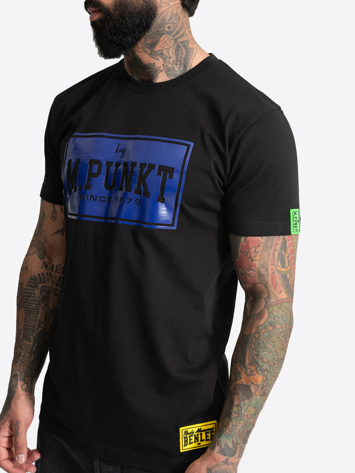Seitenansicht des schwarzen BENLEE Herren T-Shirts mit blauem Logo-Print und Patches.