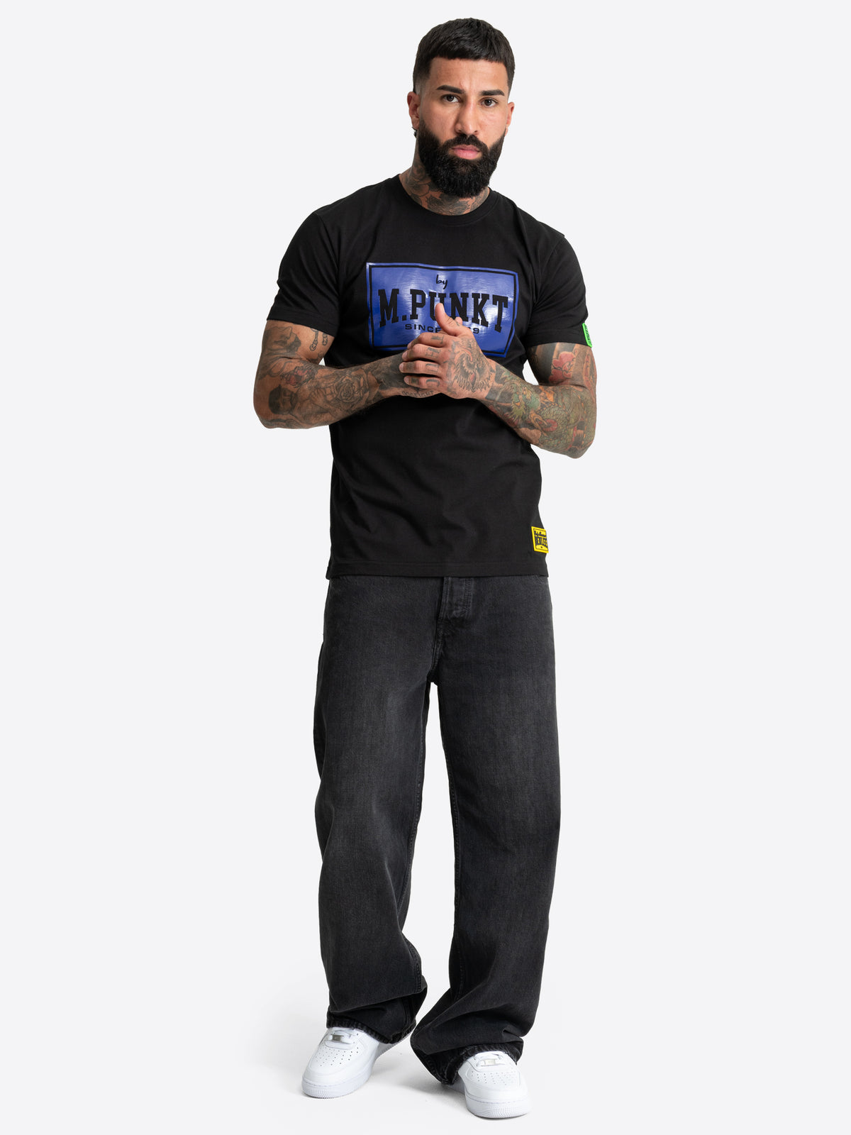 Schwarzes BENLEE Herren T-Shirt mit blauem M.Punkt Logo-Print auf der Brust.