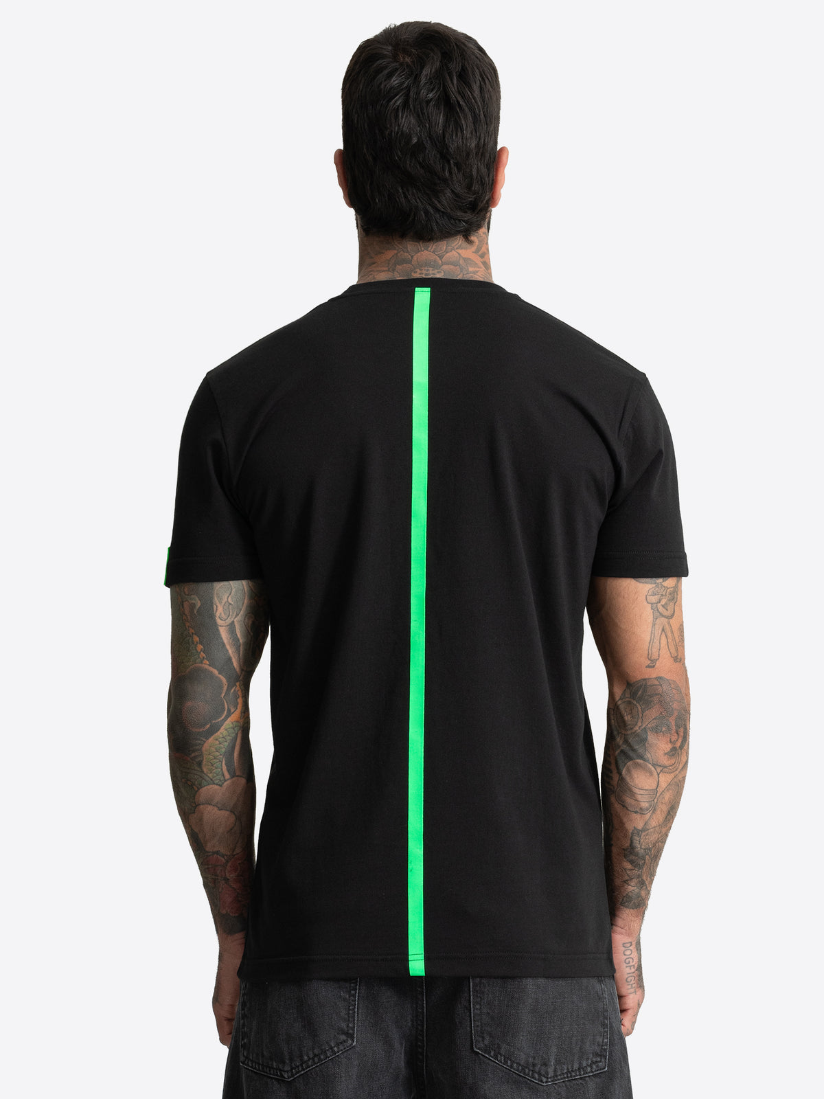 Rückansicht des schwarzen BENLEE Herren T-Shirts mit einem vertikalen, grünen Streifen.