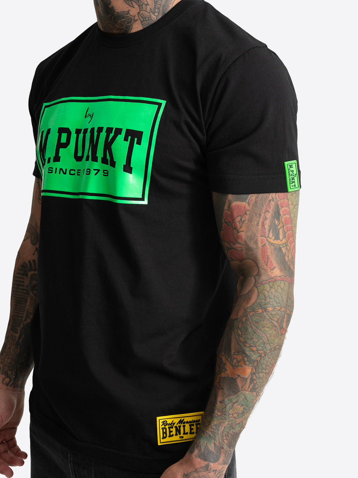Seitenansicht des schwarzen BENLEE Herren T-Shirts mit grünem Logo-Print und Patches.