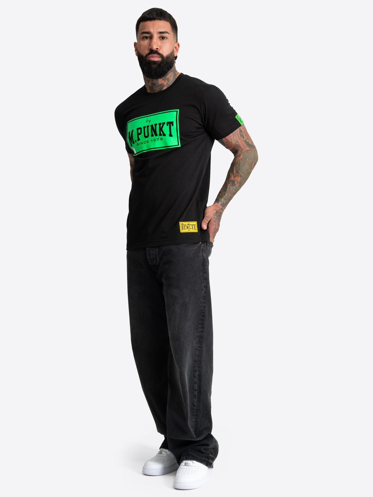 Schwarzes BENLEE Herren T-Shirt mit grünem M.Punkt Logo-Print auf der Brust.