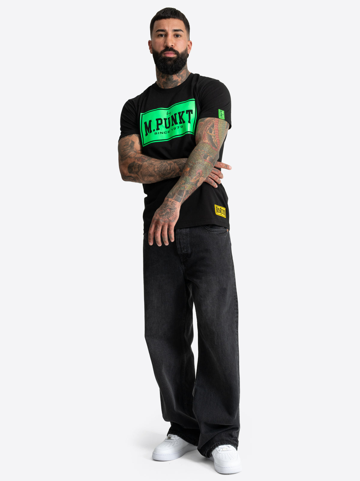 Schwarzes BENLEE Herren T-Shirt mit grünem M.Punkt Logo-Print auf der Brust.