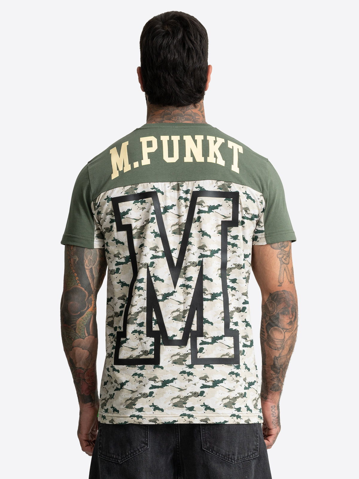 Rückansicht des olivgrünen BENLEE Camouflage Herren T-Shirts mit großem M.Punkt Logo.