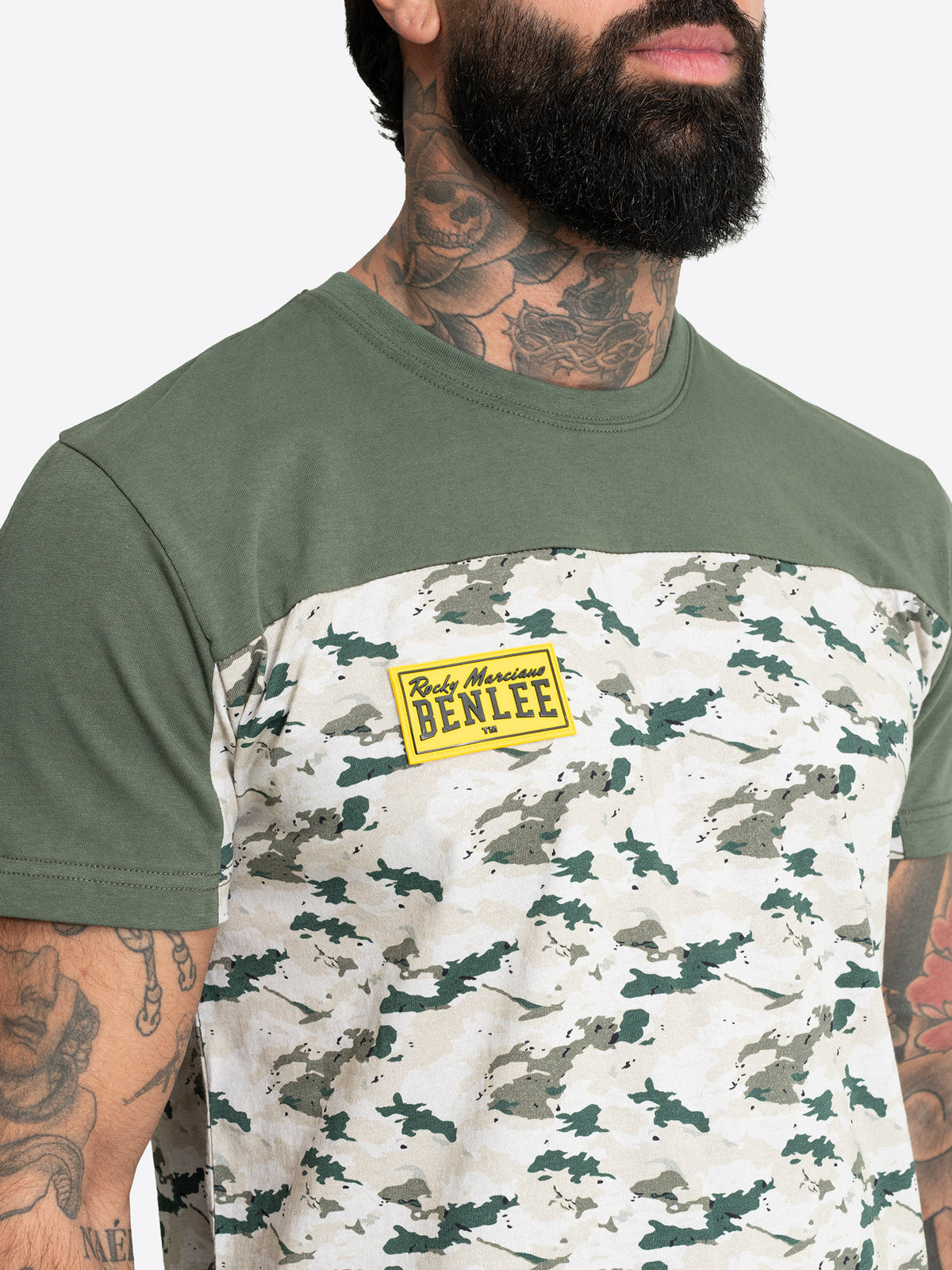 Nahaufnahme des gelben BENLEE Logo-Patches auf dem olivgrünen Camouflage Herren T-Shirt.