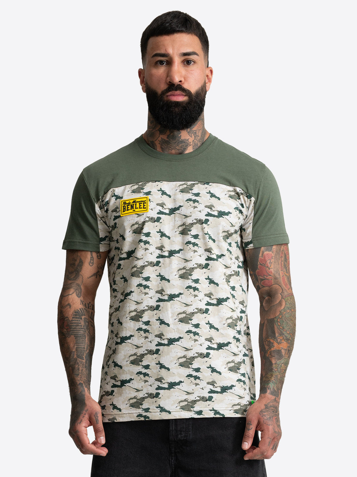 BENLEE Herren T-Shirt in Olivgrün mit Camouflage-Muster auf der Brust.